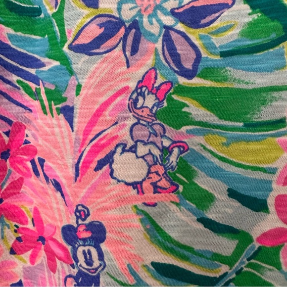 NWT Lilly Pulitzer X Disney Parks Etta V-Neck Tee Disney Dreamin’ MED Limited Ed - Picture 12 of 13